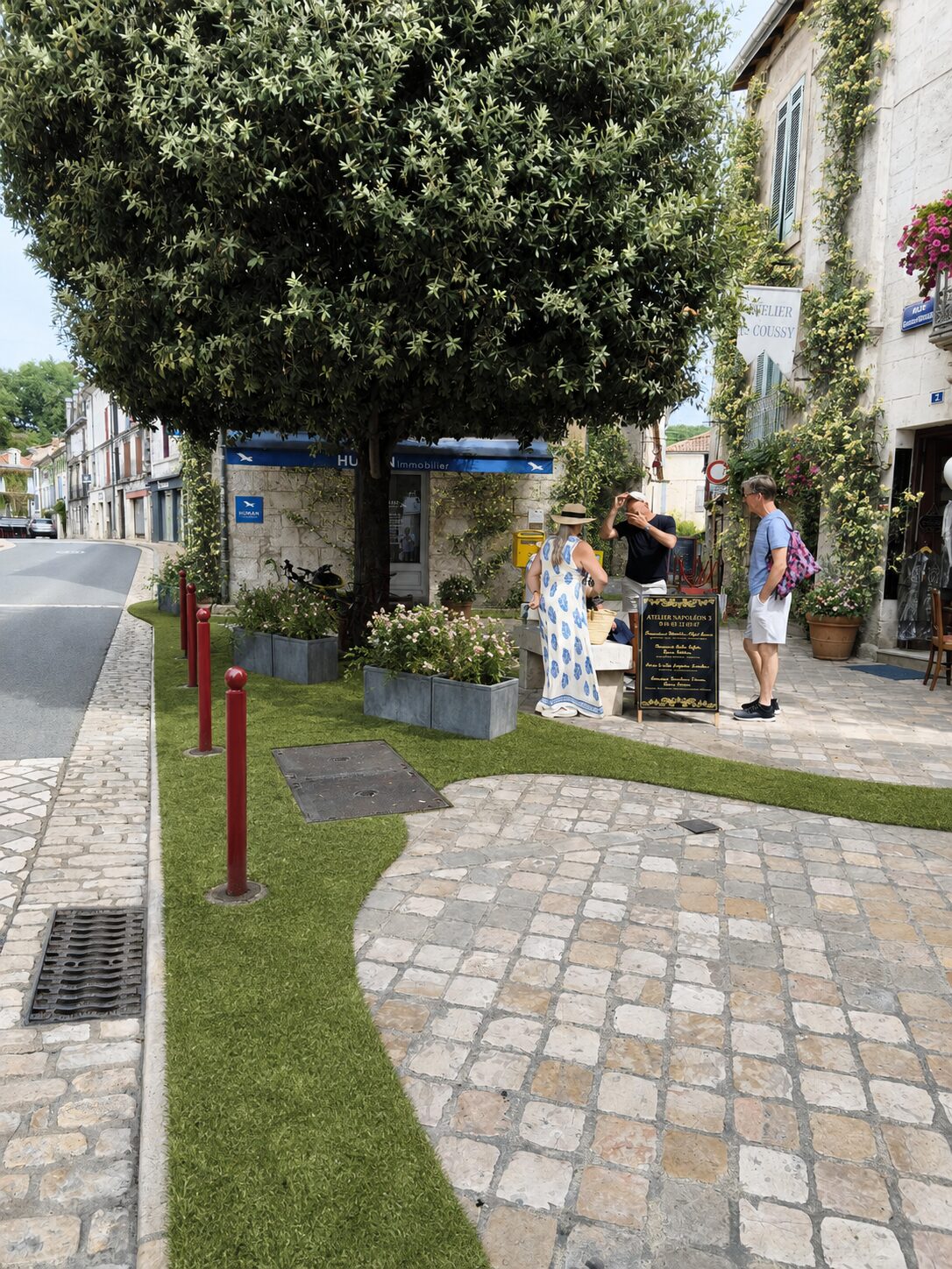 03/09 — Entrée de place · raccord de la rue