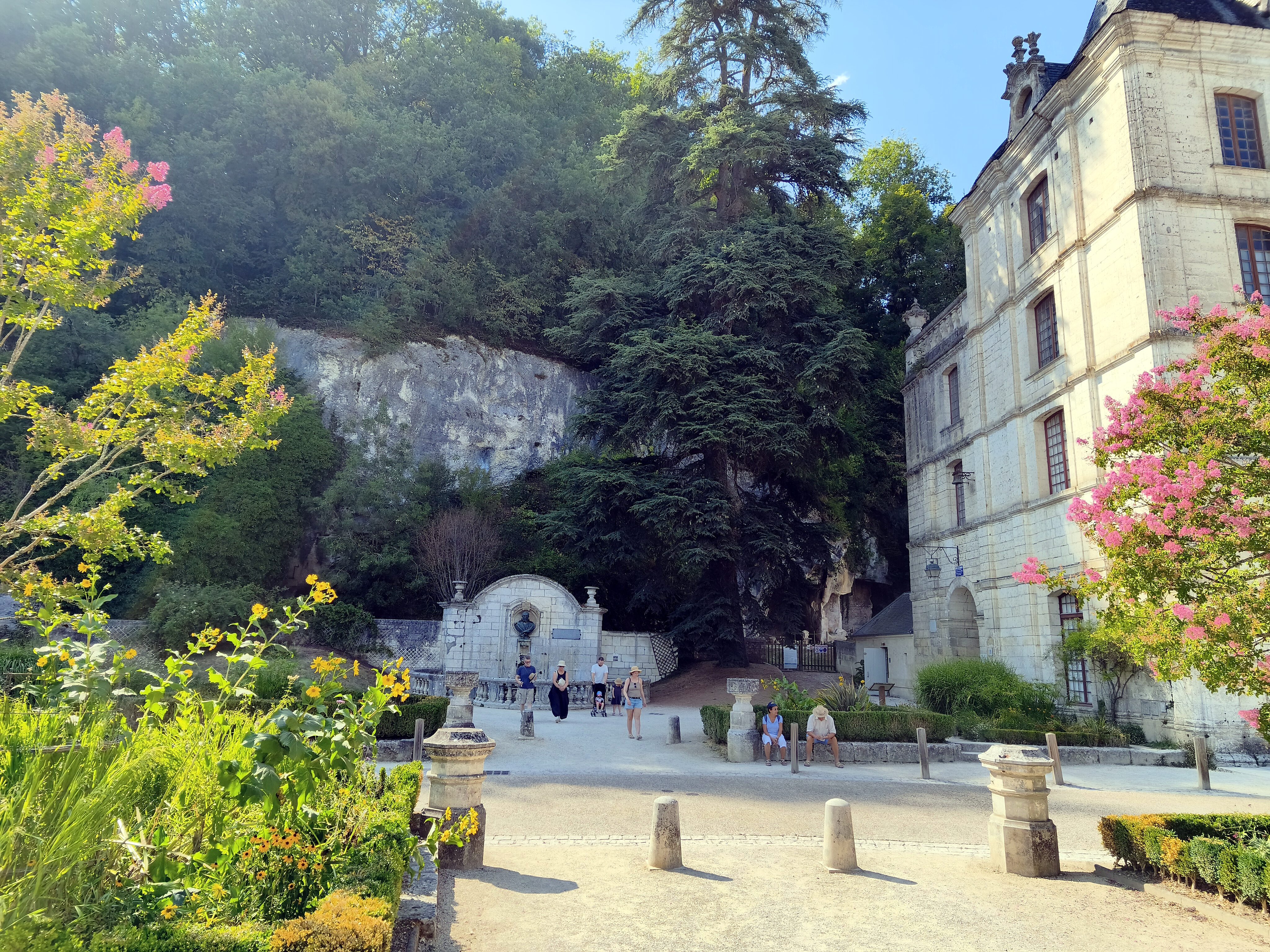 Terrasses et fraîcheur au bord de la Dronne à Brantôme